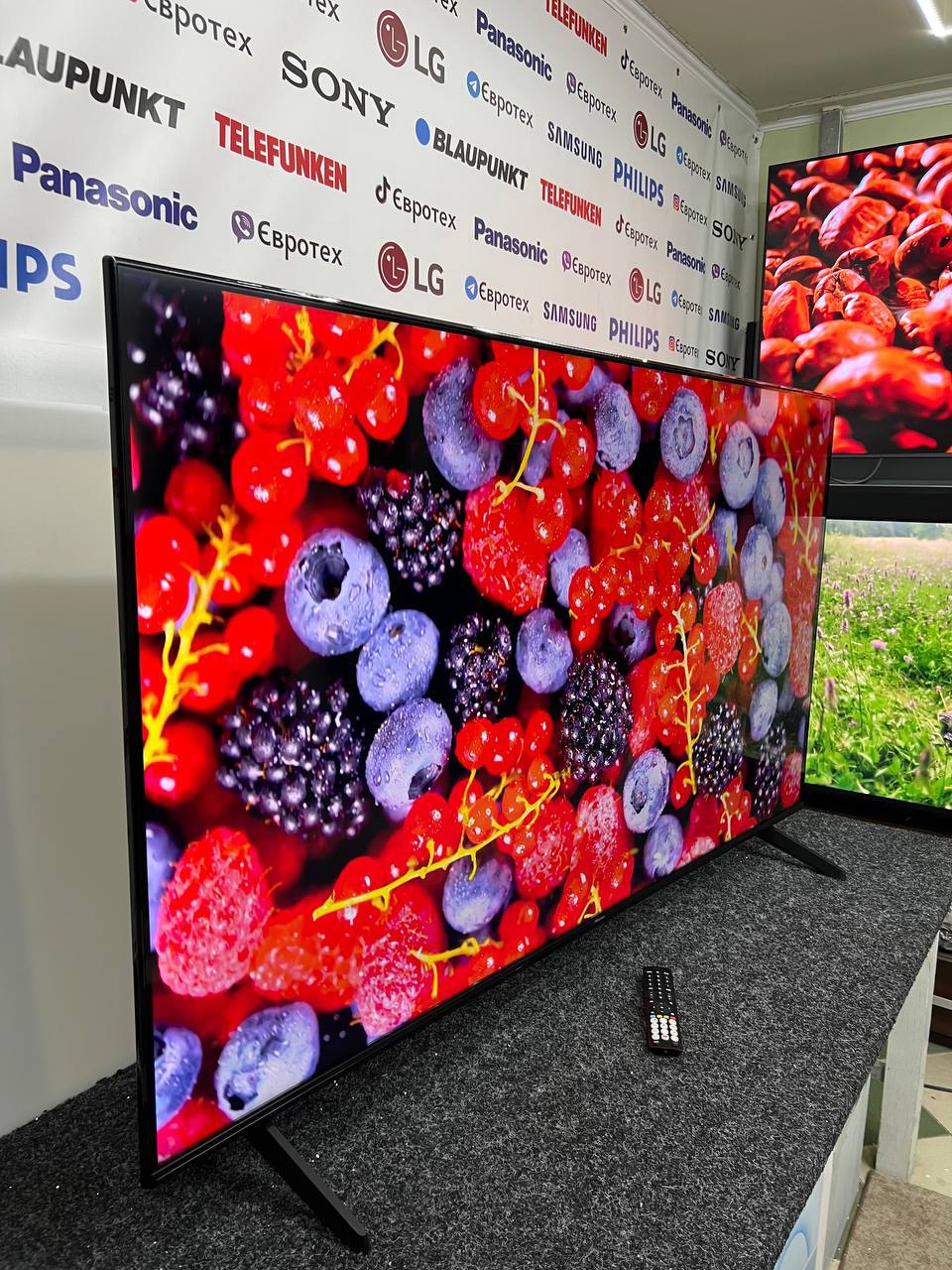 Телевізор Hisense 70E61KT - фото 2